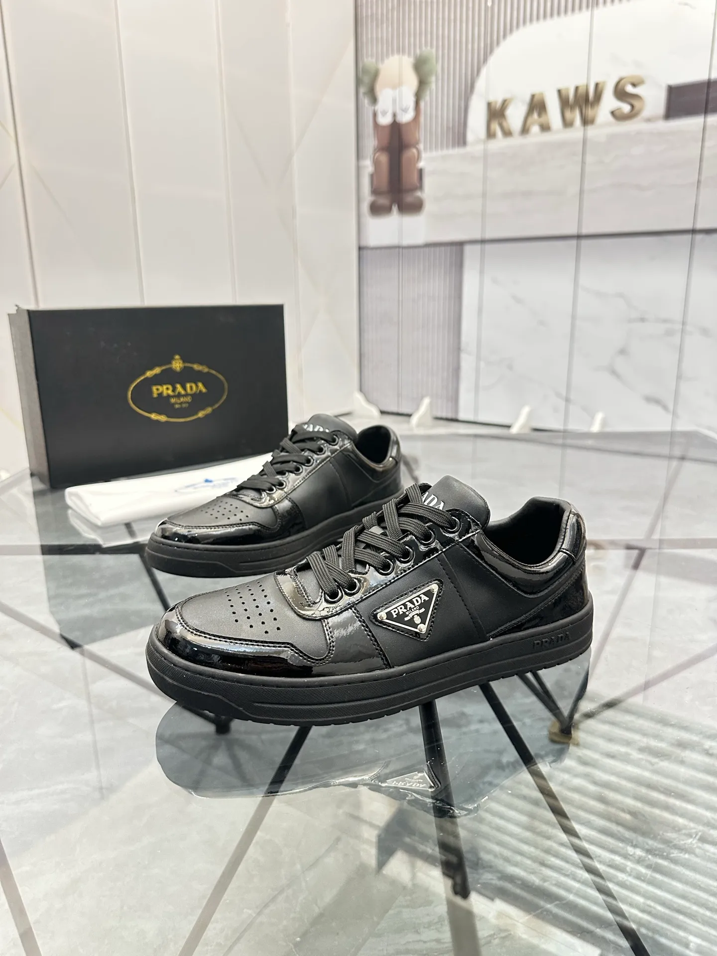 Men's shoes: 💰P400¥ Product trademark: Prada *"Prada*" low-top casual shoes Regular size: 38-44 (can be customized to 45) Product materials: imported cowhide upper, sheepskin lining, original outsole. Number: 020